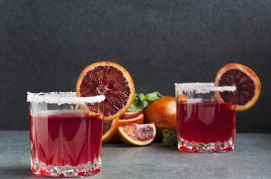 Tuzlu jant, nane ve meyve dilimleri ile kan portakal Margarit gözlükleri