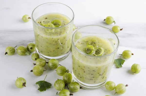 Close Van Twee Glazen Biologische Zoete Smoothie Kruisbes Witte Tafel Stockfoto