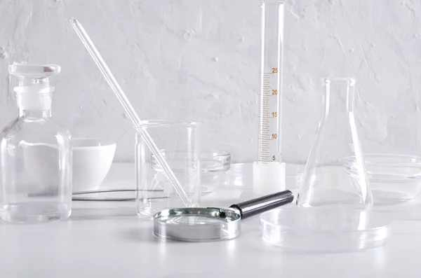 実験室の白いテーブルのガラス製品 拡大鏡 実験室試験の概念 — ストック写真