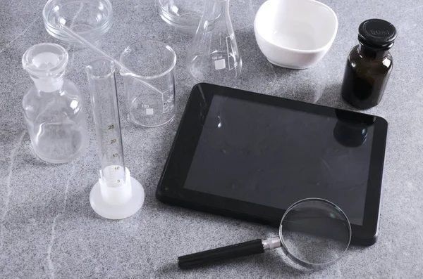 Laboratorní Pracoviště Prázdné Skleněné Sklo Pro Zkoušky Tablet Lupa Šedé — Stock fotografie