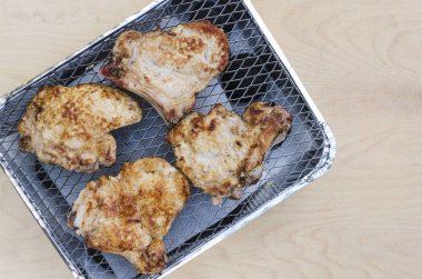 Ahşap yüzeyde ızgara üzerinde kavrulmuş domuz pirzola üst görünümü