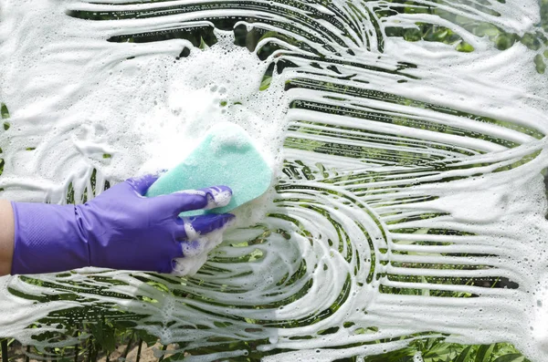 Mano Lavoratore Indossando Guanti Gomma Viola Finestra Lavaggio Utilizzando Strofinaccio — Foto Stock