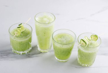 Yeşil organik Smoothie. organic ve sağlıklı içecek birkaç bardak