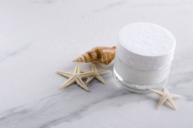 Beyaz sörf mineralleri ile yüz nemlendirici yakın çekim. Metin için boş alan