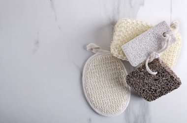 Banyo prosedürleri için doğal araçlar. Beyaz mermer masada cilt bakım araçları