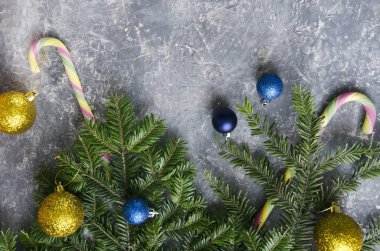 Köknar ağacının üst görünümü, Noel süsleri, gri yüzeyde şeker kamışı