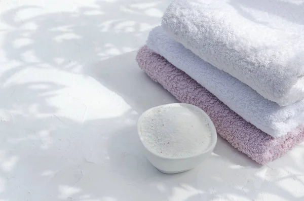 洗衣粉 白色表面干净的毛巾 天然结体 文本的空白空间 — 图库照片