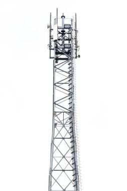 Bir cep telefonu vericisi bir bulutlu gökyüzü önünde bir kuleden.