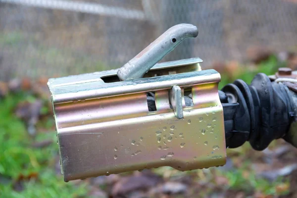 A device for vehicle trailers which is closed around the coupling device so that the trailer cannot be stolen.