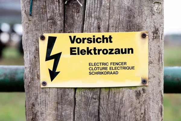 Sárga Kifakult Jele Hogy Egy Elektromos Kerítés Figyelmeztet — Stock Fotó