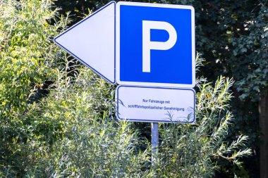 Almanca yazıt ile imzala, yani: sadece Araçlar 