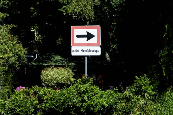 Escudo solo una dirección excepto vehículos pequeños, escrito en Germen — Foto de Stock