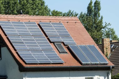 Berlin, Berlin/Almanya-07.23.2018: bir aile Ho güneş panelleri