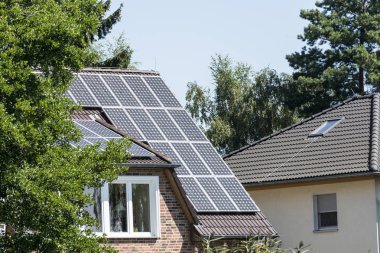 Berlin, Berlin/Almanya-07.23.2018: güneş paneli ile ev çatısı