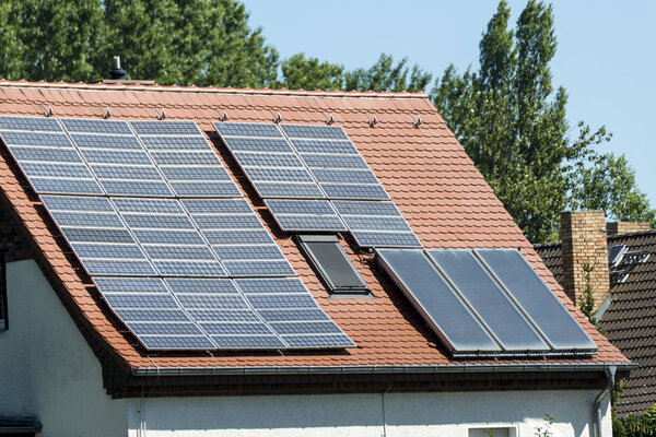 Берлин, Берлин / Германия - 07.23.2018: солнечные батареи на семейной шлюхе
