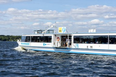 Berlin, Berlin/Almanya-07.23.2018: Wannsee üzerinde BVG Ferry