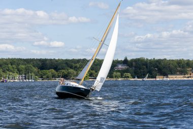 Berlin, Berlin/Almanya-07.23.2018: Wannsee üzerinde Yelkenli 