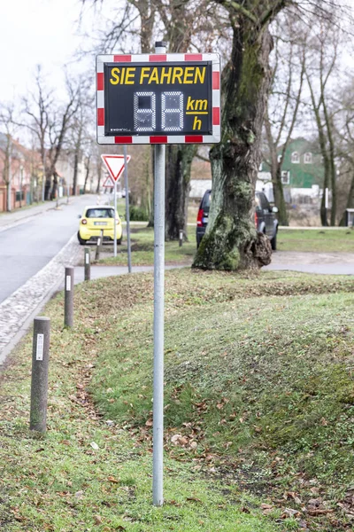 Sebesség indikátort az írott: "te vezetsz ...." — Stock Fotó