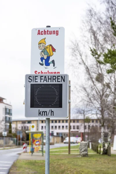 Indicador de velocidad con el signo y escrito: "Cuidado con el camino a sch — Foto de Stock