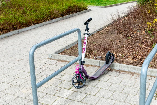 Scooter de pedal en soporte de bicicleta — Foto de Stock