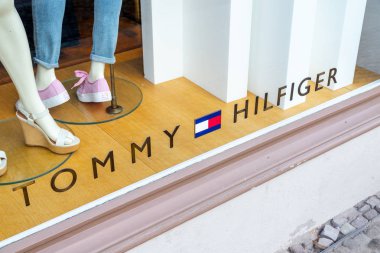 Hilfiger vitrini