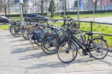 Park halindeki bisikletler