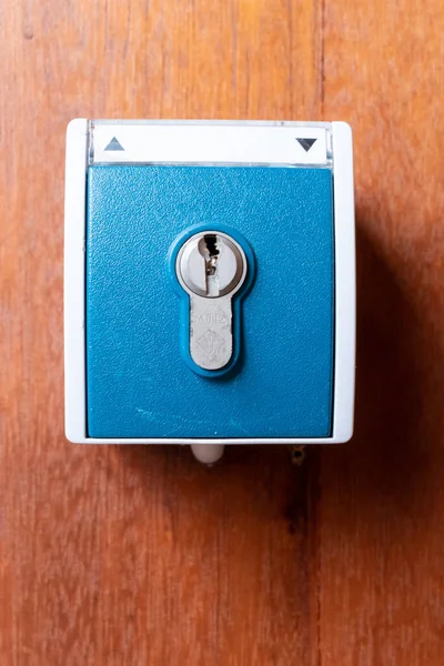 Interruptor Llave Azul Con Cilindro Atornillado Una Pared Madera Con —  Fotos de Stock