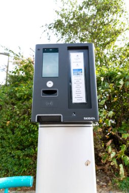 Fehmarn, Holstein / Almanya - 05.09.2019: Resepsiyonda ödeme yaptığınız otelin özel bir otoparkından bariyer sistemi için bir bilet makinesi