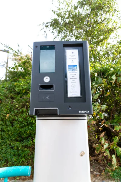 Fehmarn Schleswig Holstein Deutschland 2019 Ein Fahrkartenautomat Mit Anzeige Für Stockbild