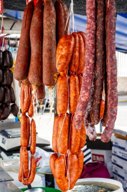 İspanya 'daki bir markette satılık çeşitli sosisler sergileniyor.