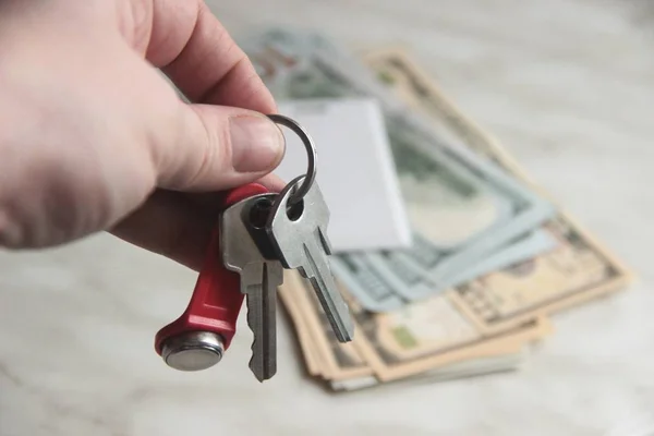 Real estate rental agent, realtor keeps the keys to the apartmen — Stock Photo, Image