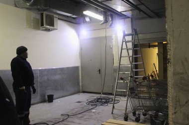 Binada sıhhi tesisat temiz kanalizasyon, endüstriyel çalışma. İki adam, özel araç, bir merdiven merdiven.
