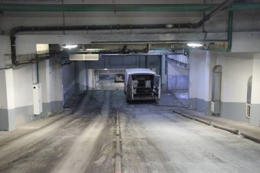 Endüstriyel Bina arabada temelinde sıhhi tesisat temiz kanalizasyon, iş.