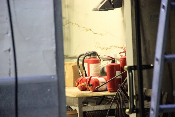 Many fire extinguishers on the table in the old pantry, framing. blur — Stock Photo, Image