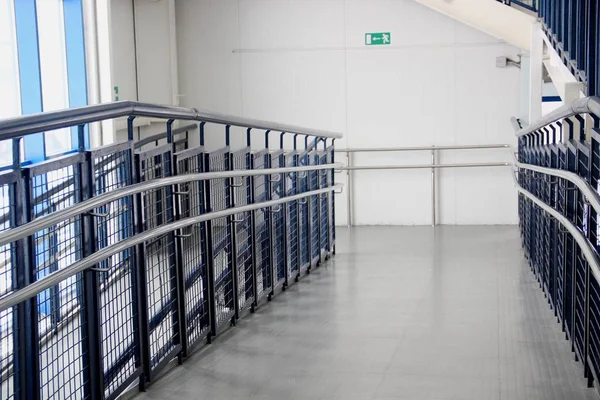 Engelliler için rampa. Engelliler için yardım.