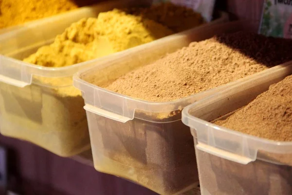 Spices and spices closeup. Curry and ground cinnamon. — Stock Photo, Image