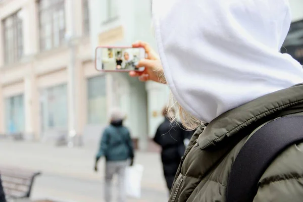 Mujer en un paseo de primavera en Moscú —  Fotos de Stock
