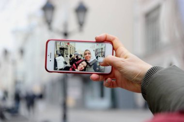 Moskova'da iki kız arkadaşım bir bahar üzerinde yürümek