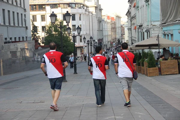 Tres aficionados al fútbol en camisetas con la inscripción Egipto y el número diez — Foto de Stock