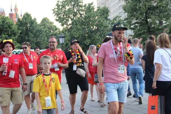 Aficionados al fútbol caminar por las calles de Moscú — Foto de Stock