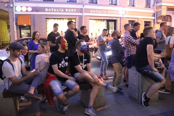 Üç futbol taraftarları şehir Cafe oyun yayını izlemek — Stok fotoğraf