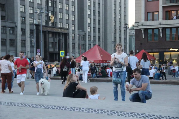 Turistas hacen una foto familiar en la plaza Manege en Moscú . — Foto de Stock