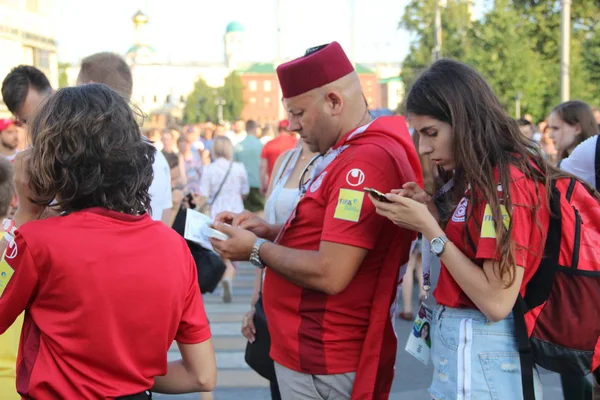 Los fanáticos del fútbol en las calles de Moscú se conectan desde sus teléfonos inteligentes y ven información en línea — Foto de Stock