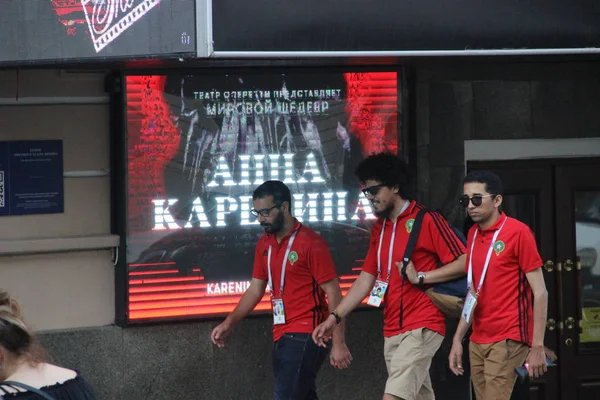 Aficionados al fútbol argelino en el fondo del cartel del musical Anna Karenina en Moscú . — Foto de Stock