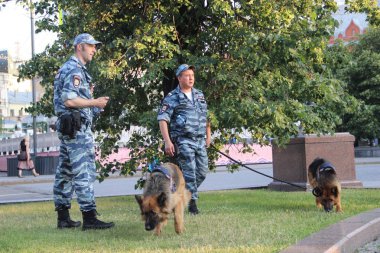 İki polis memuru şehirde hizmet köpeklerle