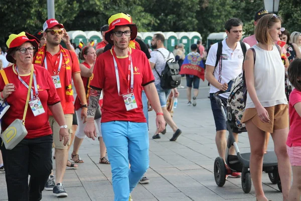 Aficionados al fútbol caminar por las calles de Moscú — Foto de Stock