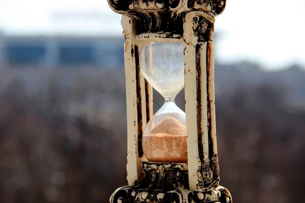 Reloj de arena vintage sobre un fondo gris-marrón —  Fotos de Stock