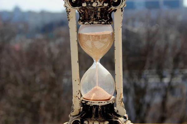 Vintage timglas på en grå-brun bakgrund — Stockfoto