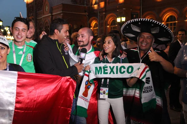 많은 멕시코 텔레비전, 모스크바에서 월드컵 팬 들과 Tv에 라이브 방송입니다 — 스톡 사진