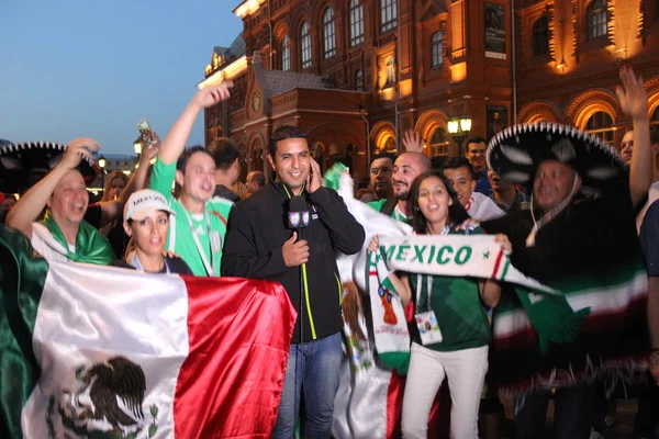 News for Mexican television, are live broadcast on TV with fans at the world Cup in Moscow — Stock Photo, Image